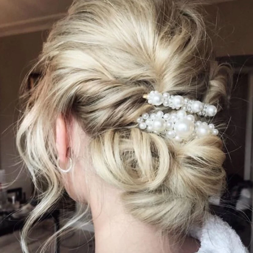 Bridal hairstyle with pearls